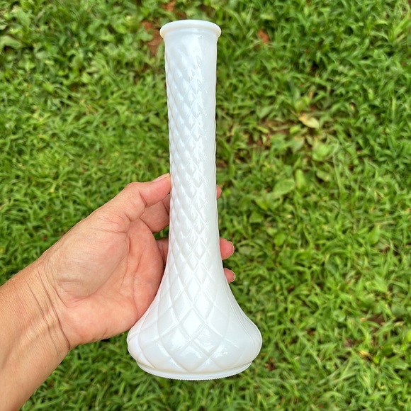 Hoosier Milk Glass #4092 Quilted Diamond Pattern Vintage Flower Bud Vase - Picture 3 of 9